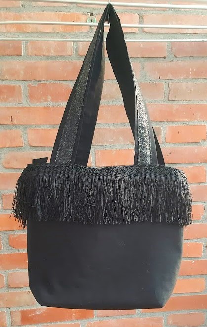 BORSA NERA CON FRANGE