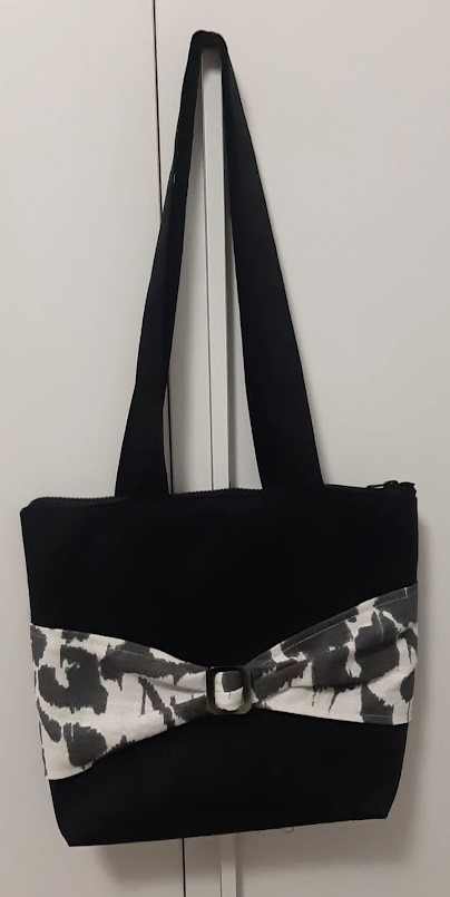 BORSA NERA CON DECORAZIONE A FARFALLA